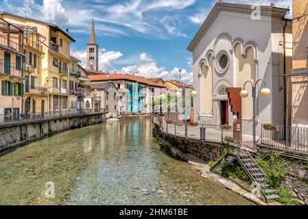 Veduta dell'Oratorio del Sacro cuore sul canale e della chiesa di Sant Ambrogio nel centro storico di Omegna, provincia di Verbano-Cusio-Ossola, Piemonte, i Foto Stock