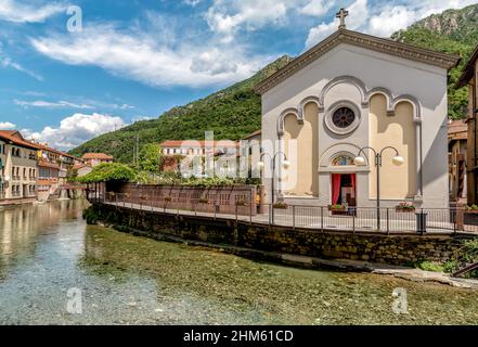 Veduta dell'Oratorio del Sacro cuore sul canale nel centro storico di Omegna, provincia di Verbano-Cusio-Ossola, Piemonte, Italia Foto Stock