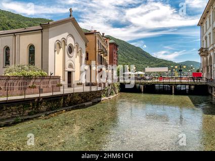 Veduta dell'Oratorio del Sacro cuore sul canale nel centro storico di Omegna, provincia di Verbano-Cusio-Ossola, Piemonte, Italia Foto Stock