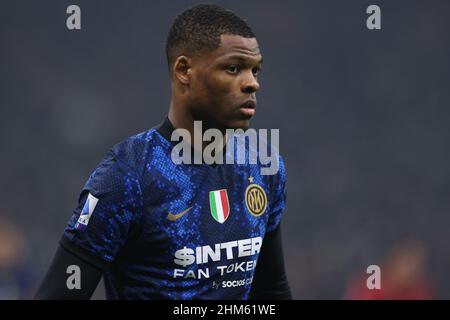 Milano, 5th febbraio 2022. Denzel Dumfries del FC Internazionale si presenta durante la serie A alla gara di Giuseppe Meazza, Milano. Il credito d'immagine dovrebbe essere: Jonathan Moscrop / Sportimage Foto Stock