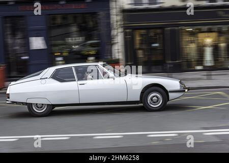 Graziosa Citroen SM bianca con motore grande sulla strada a Parigi, Francia Foto Stock