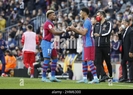 Barcellona, Spagna. 06th Feb 2022. Barcellona, Spagna, 6th 2021 febbraio: Pierre-Emerick Aubameyang (25 FC Barcellona) sostituisce Adama Traore (11 FC Barcellona) e fa il suo debutto con Barcellona a Camp Nou durante la partita LaLiga Santander tra Barcellona e AT.Madrid allo stadio Camp Nou di Barcellona, Spagna. Rafa Huerta/SPP Credit: SPP Sport Press Photo. /Alamy Live News Foto Stock