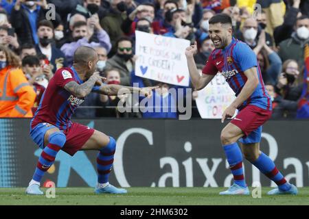 Barcellona, Spagna. 06th Feb 2022. Barcellona, Spagna, 6th 2021 febbraio: Dani Alves (8 FC Barcellona) e Jordi Alba (18 FC Barcellona) festeggiano il traguardo durante la partita LaLiga Santander tra Barcellona e AT.Madrid allo stadio Camp Nou di Barcellona, Spagna. Rafa Huerta/SPP Credit: SPP Sport Press Photo. /Alamy Live News Foto Stock