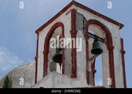 Vista sulla cima di una vecchia chiesa ortodossa con le tradizionali campane annesse a Fira Santorini Grecia Foto Stock