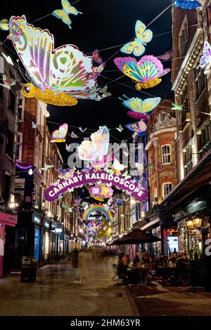 Luci di Natale lungo Carnaby Street nel quartiere dello shopping West End di Londra Foto Stock