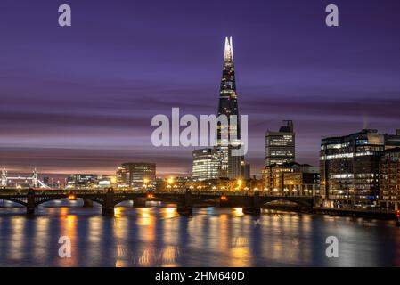 Londra e il Tamigi illuminano la mattina presto la mattina fredda di gennaio Foto Stock