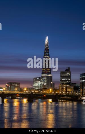 Londra e il Tamigi illuminano la mattina presto la mattina fredda di gennaio Foto Stock