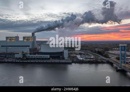Vista aerea della centrale elettrica di Amburgo, alimentata a carbone di Moorburg, al crepuscolo Foto Stock