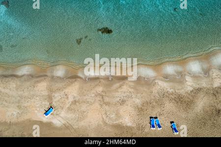 Vista aerea dal drone volante di sabbia bianca vuota sabbia dorata in inverno. Foto Stock