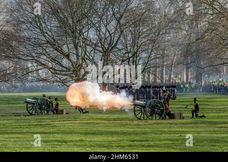 07 febbraio 2022. Londra, Regno Unito. La truppa del re Royal House Artillery spara un 41 gun saluta a Green Park per segnare 70 anni da HM l'adesione della Regina al Trono. La regina entrò al trono alla morte del padre re Giorgio VI il 6 febbraio 1952. Foto di Ray Tang Foto Stock