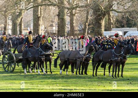 07 febbraio 2022. Londra, Regno Unito. La truppa del re Royal House Artillery spara un 41 gun saluta a Green Park per segnare 70 anni da HM l'adesione della Regina al Trono. La regina entrò al trono alla morte del padre re Giorgio VI il 6 febbraio 1952. Foto di Ray Tang Foto Stock