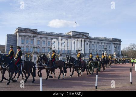 Londra, Regno Unito. 7th febbraio 2022. Le truppe del re passeranno davanti a Buckingham Palace dopo il saluto della pistola a Green Park, parte delle celebrazioni del Giubileo del platino della Regina. Credit: Vuk Valcic / Alamy Live News Foto Stock