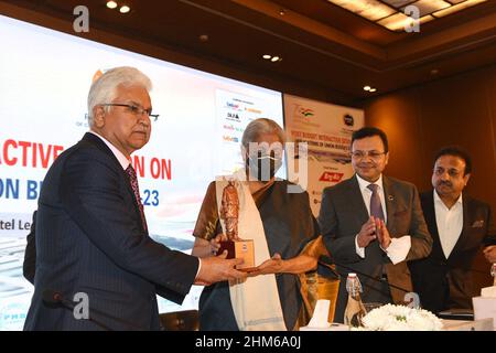 New Delhi, India. 07th Feb 2022. NEW DELHI, INDIA - FEBBRAIO 7: Il Ministro delle Finanze dell'Unione Nirmala Sitharaman è accolto al post-bilancio interazione con i membri della Camera di Commercio e industria PHD il 7 febbraio 2022 a Nuova Delhi, India. (Foto di Arvind Yadav/ Hindustan Times/Sipa USA) Credit: Sipa USA/Alamy Live News Foto Stock