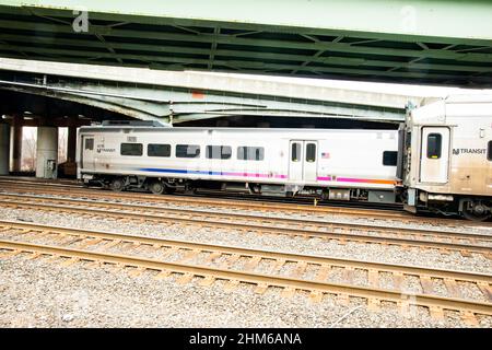 I treni NJ Transit si trovano sul binario Foto Stock