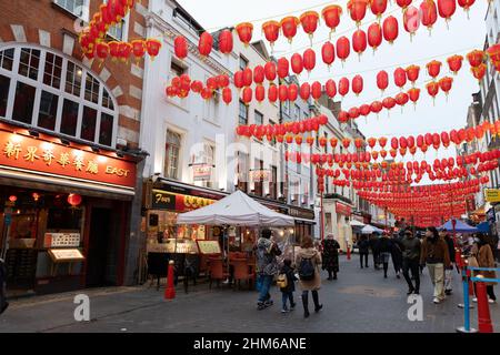 Una vista generale di Gerrard Street a China Town, Londra durante il Capodanno cinese. Foto Stock