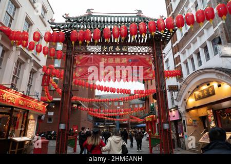 Una vista generale della targa a Gerrard Street a China Town, Londra durante il Capodanno cinese. Foto Stock