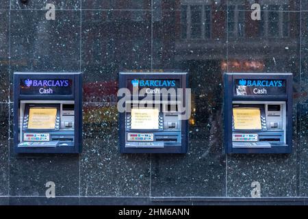 Bancomat della banca Barclays fuori dalla filiale di Leicester Square. Foto Stock