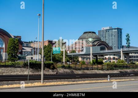 Tacoma, WA USA - circa agosto 2021: Vista della Union Station da dietro, di fronte al sistema ferroviario nel centro di Tacoma. Foto Stock