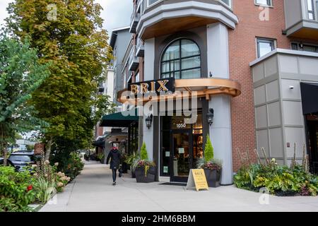 Woodinville, WA USA - circa Settembre 2021: Vista sulla strada di una donna che cammina presso un Brix Wine Cafe nel centro di Woodinville. Foto Stock