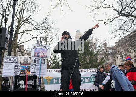 New York City, Stati Uniti. 07th Feb 2022. Un dimostrante parla sul microfono ad altri manifestanti durante la protesta.oltre 300 lavoratori cittadini e altri hanno marciato oggi attraverso il ponte di Brooklyn per protestare contro l'annuncio della città che i dipendenti municipali senza una vaccinazione Covid-19 sarebbe sparato entro la fine della settimana (foto di John Nacion/SOPA Images/Sipa USA) credito: Sipa USA/Alamy Live News Foto Stock