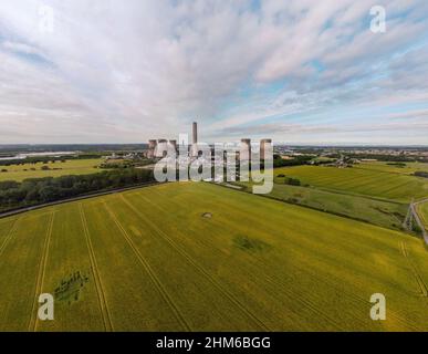 Vista aerea delle torri di raffreddamento della centrale elettrica Fiddlers Ferry attraverso i terreni agricoli Foto Stock