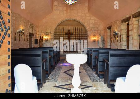 Guardando all'interno della chiesa di San Stanislao nel villaggio di Altos de Chavón. Casa de campo Resort and Villas, la Romana, Repubblica Dominicana. Gennaio 12, 2022. Foto Stock