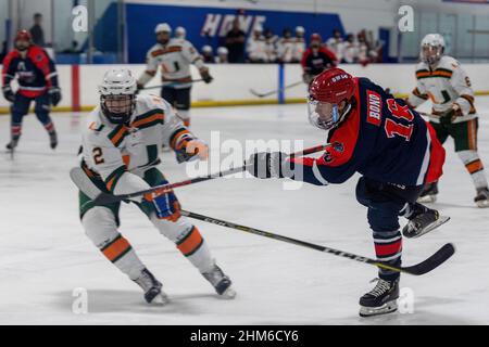 16 Griffen BonoForward, 2M Sam Tobar durante la partita di hockey tra FAU Owls e Miami Hurricanes alla Kendall Ice Arena, Florida USA Foto Stock