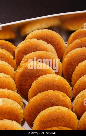 Biscotti tradizionali di macaron di mandorle singole, un dolce tradizionale nei Paesi Baschi, Francia Foto Stock