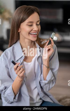 Grazioso vlogger avere un webinar e presentare nuovi cosmetici Foto Stock