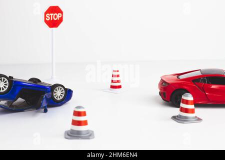 Crash. Cartelli e coni sulla strada. Barriera di sicurezza sulla carreggiata. Foto Stock