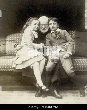 Un ritratto dello scrittore francese Victor Hugo, autore di Les Misèrables, con i nipoti Jeanne e Georges. La foto è del 1881 quando aveva 79 anni. Foto Stock