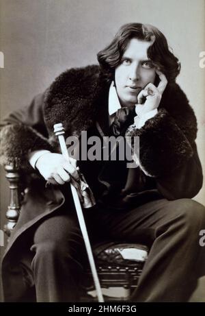 Un ritratto della scrittura irlandese, poeta e drammaturgo Oscar Wilde dal 1882 quando aveva 28 anni Foto Stock