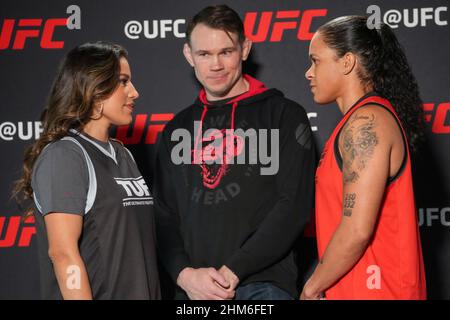 LAS VEGAS, NV - FEBBRAIO 7: Julianna Peña (L) e Amanda Nunes (R) si affrontano per la stampa per discutere la prossima stagione di TUF su ESPN+ a UFC Apex per UFC - The Ultimate Fighter - Stagione 30 il 7 Febbraio 2022 a Las Vegas, Stati Uniti. (Foto di Louis Grasse/PxImages) Credit: PX Images/Alamy Live News Foto Stock