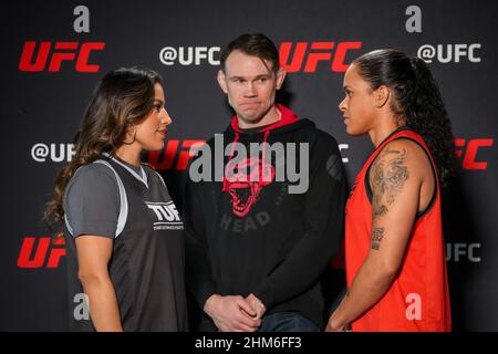 LAS VEGAS, NV - FEBBRAIO 7: Julianna Peña (L) e Amanda Nunes (R) si affrontano per la stampa per discutere la prossima stagione di TUF su ESPN+ a UFC Apex per UFC - The Ultimate Fighter - Stagione 30 il 7 Febbraio 2022 a Las Vegas, Stati Uniti. (Foto di Louis Grasse/PxImages) Credit: PX Images/Alamy Live News Foto Stock