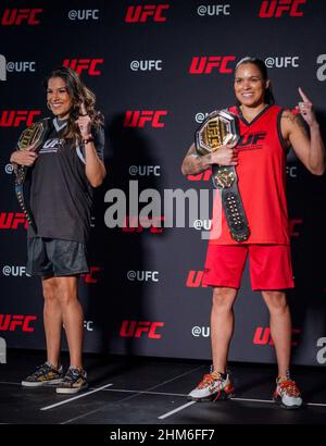 LAS VEGAS, NV - FEBBRAIO 7: Julianna Peña (L) e Amanda Nunes (R) si affrontano per la stampa per discutere la prossima stagione di TUF su ESPN+ a UFC Apex per UFC - The Ultimate Fighter - Stagione 30 il 7 Febbraio 2022 a Las Vegas, Stati Uniti. (Foto di Louis Grasse/PxImages) Credit: PX Images/Alamy Live News Foto Stock