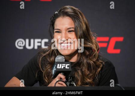 LAS VEGAS, NV - FEBBRAIO 7: Julianna Peña incontra la stampa per discutere la prossima stagione di TUF su ESPN+ a UFC Apex per UFC - The Ultimate Fighter - Stagione 30 il 7 febbraio 2022 a Las Vegas, Stati Uniti. (Foto di Louis Grasse/PxImages) Credit: PX Images/Alamy Live News Foto Stock