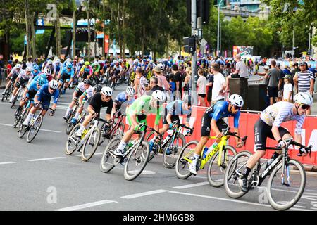 I piloti del Criterium Men's Night Rider negoziano le strade di Adelaide per il Festival del Ciclismo 2022 in Australia Foto Stock