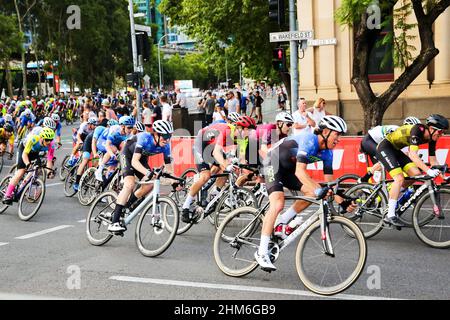 I piloti del Criterium Men's Night Rider negoziano le strade di Adelaide per il Festival del Ciclismo 2022 in Australia Foto Stock