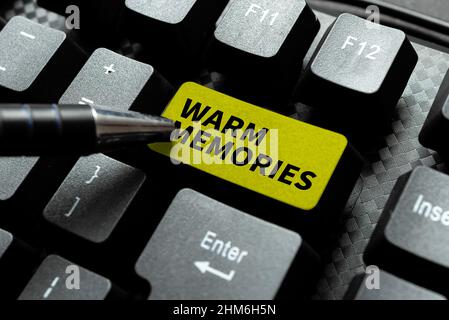 Cartello con la scritta "Warm Memories". Concetto che significa memorie calde digitando le informazioni di Web site in linea, modificando ed aggiornando i contenuti dell'eBook Foto Stock