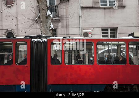 Foto del bianco popolo caucasico a belgrado, in serbia, in un tram per le strade di Belgrado, capitale della Serbia, indossando un volto respiratorio Foto Stock