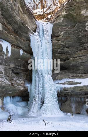 Cascata ghiacciata nel St. Louis Canyon. Parco Staved Rock state Park, Illinois, Stati Uniti. Foto Stock