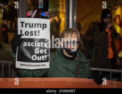 NEW YORK, N.Y. – 6 gennaio 2021: Un dimostratore anti-Trump è visto a Manhattan a seguito di rivolte al Campidoglio degli Stati Uniti a Washington, D.C. Foto Stock