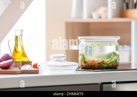 Pentola da cucina con gustosa zuppa dietetica su fornelli elettrici in cucina Foto Stock