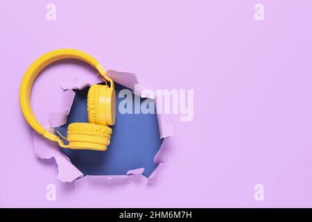 Cuffie moderne su carta colorata strappata Foto Stock