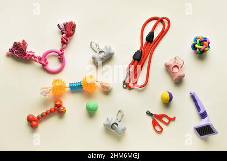 Set di accessori per la cura degli animali domestici e sacchetti per rifiuti su sfondo colorato Foto Stock