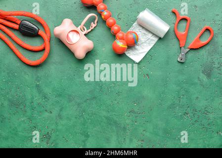 Sacchetti per rifiuti e accessori in PET su sfondo verde Foto Stock