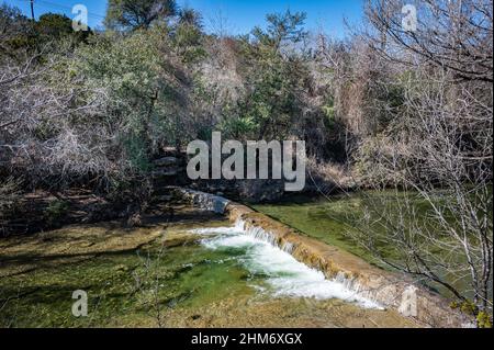 Austin, Texas, Stati Uniti. 6 Febbraio, 2022. L'acqua cade sulle rocce a Bull Creek. Camminando sul circuito Bull Creek Valburn dopo un congelamento ad Austin, Texas. Foto Stock