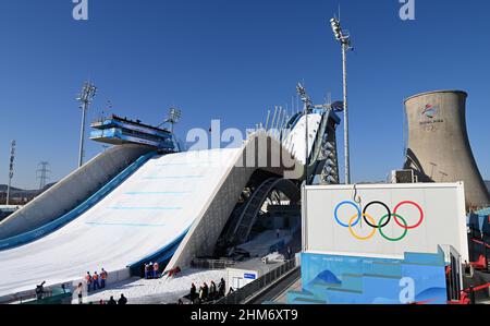 Pechino, Cina. 8th Feb 2022. Un atleta compete durante la finale freeski big air femminile al Big Air Shougang di Pechino, capitale della Cina, 8 febbraio 2022. Credit: WU Wei/Xinhua/Alamy Live News Foto Stock