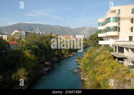 Il fiume Neretva, che scorre attraverso la città di Mostar in Bosnia ed Erzegovina. Foto Stock