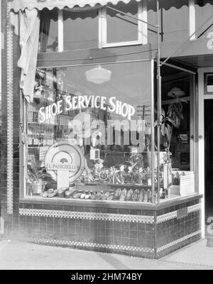 Fotografia vintage in bianco e nero ca. 1933 di un negozio italiano di riparazione scarpe su Commercial Drive nel quartiere Little Italy di Vancouver, British Columbia, Canada Foto Stock